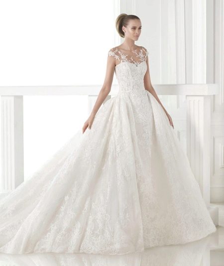 Πλούσιο νυφικό από την Pronovias