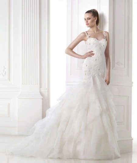 Νυφικό από τη συλλογή Pronovias DREAMS με πολυεπίπεδη φούστα