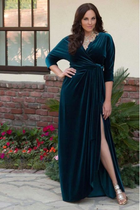 Velvet dress with a slit for the plump