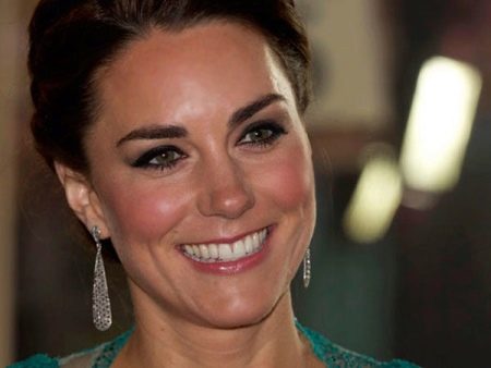 Μακιγιάζ Kate Middleton κάτω από ένα τιρκουάζ φόρεμα