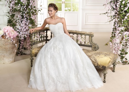 Wedding dress by Fara Spos