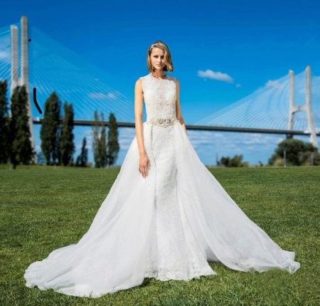 Wedding dress with detachable train