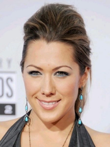 Eye makeup in blue tones under a gray dress