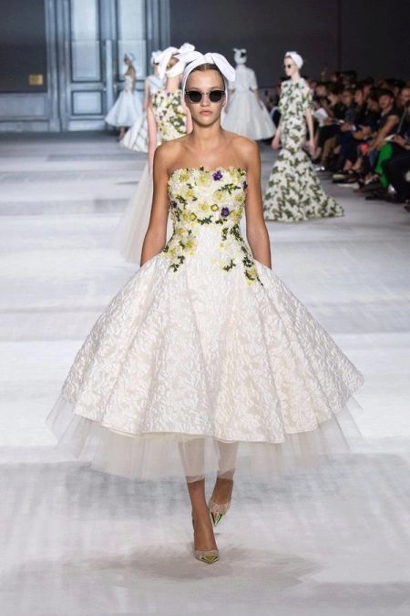 Giambattista Valli 퍼피 쇼트의 웨딩 드레스