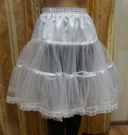 링이 없는 짧은 페티코트