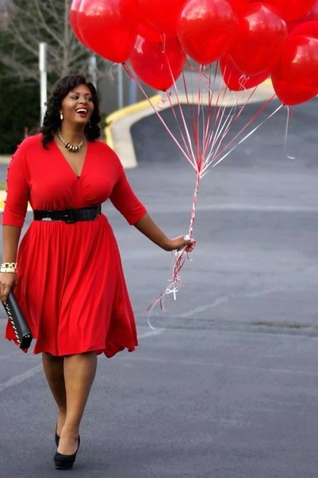 Red dress combined with black shoes, handbag, belt for obese women
