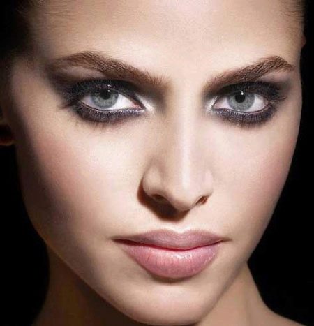 Makeup with silver shadows for a peach dress