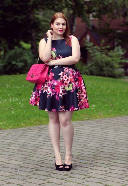 Robe fleurie à nœud neuf