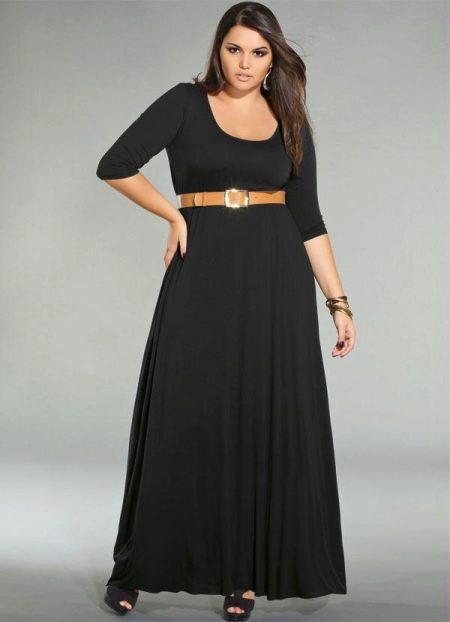 Robe longue noire en tricot pour potelée