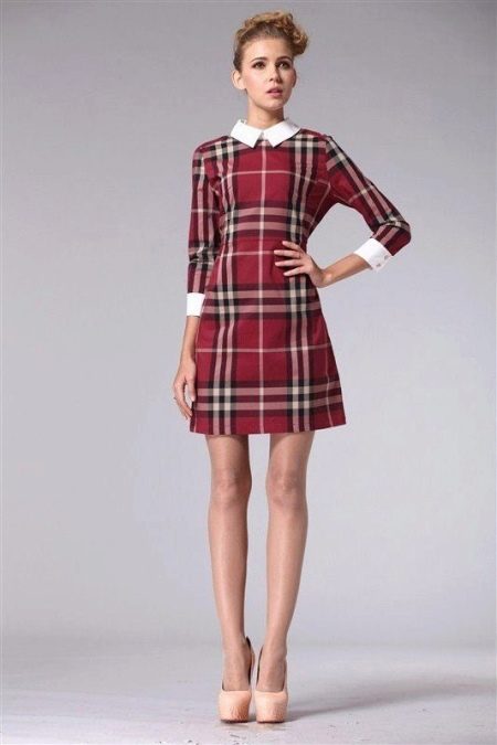 Robe à carreaux rouge avec col blanc