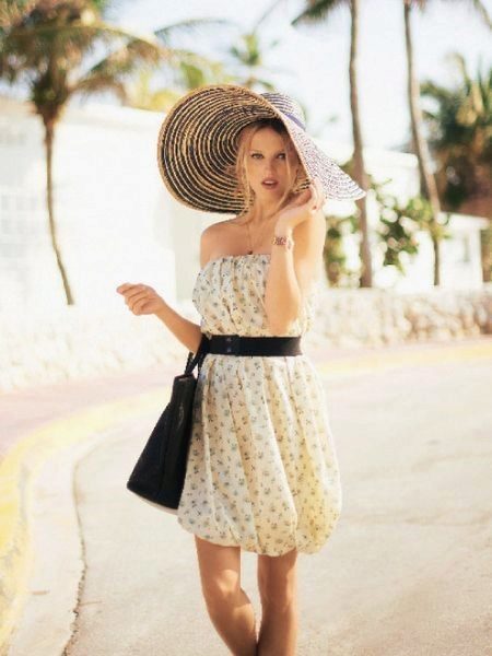 Summer balloon dress combined with a hat