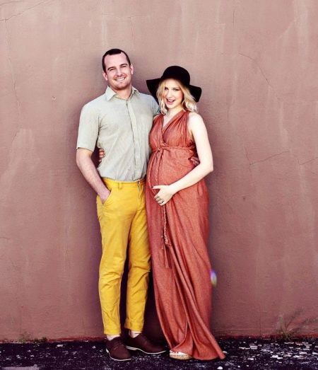 Dress without a pattern for pregnant women.