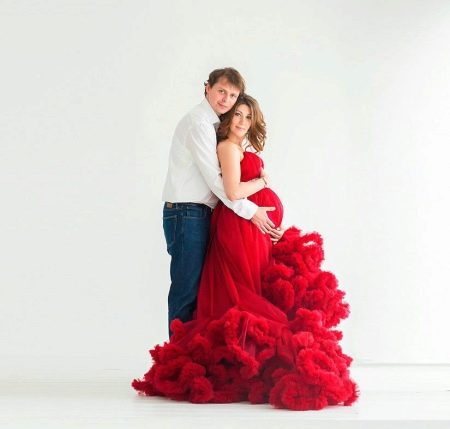 Beautiful dress for hire for a pregnant woman for a photo shoot