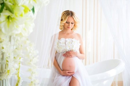 Exposing the belly of a pregnant woman at a photo shoot