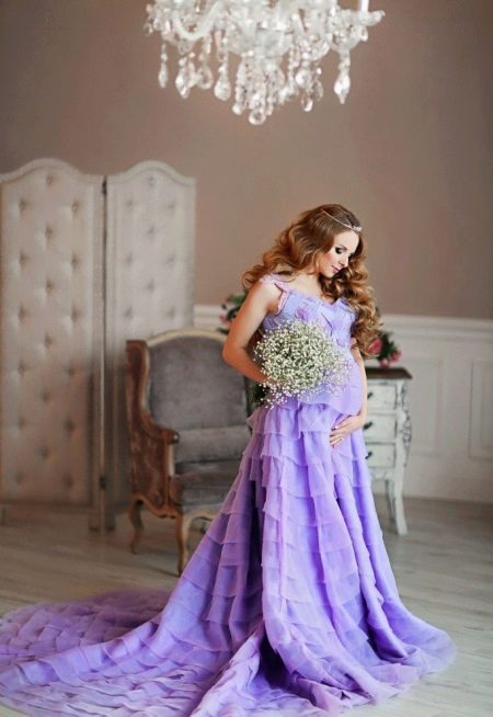 Photo session for a pregnant woman in a long dress
