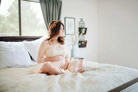 Photoshoot of a pregnant woman at home