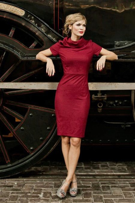 Collar at the sheath dress