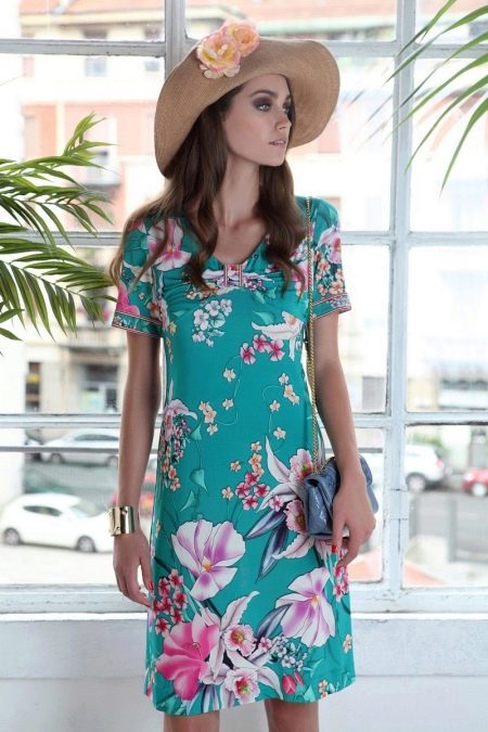 Solid accessories for a colored viscose dress