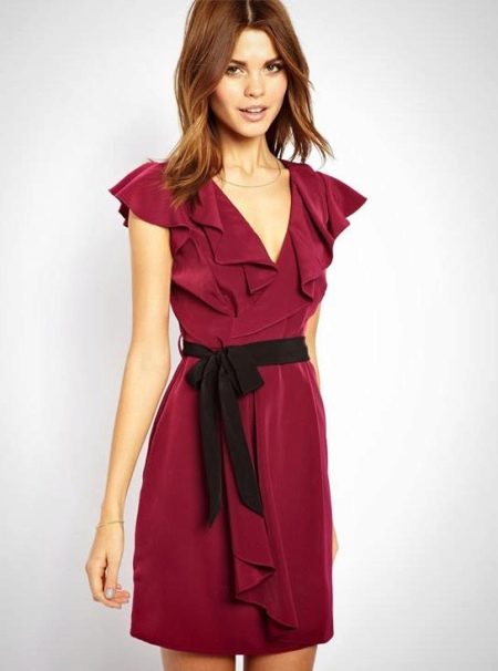 Dress with a V-shaped neckline and ruffles on the shoulders and chest for a pear shape (triangle)