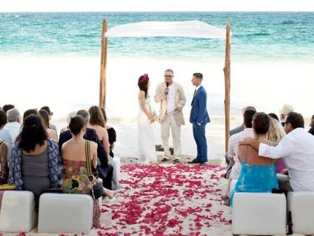 Lightweight wedding dress for beach ceremony