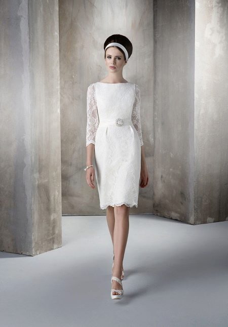 Sheath wedding dress and decorations