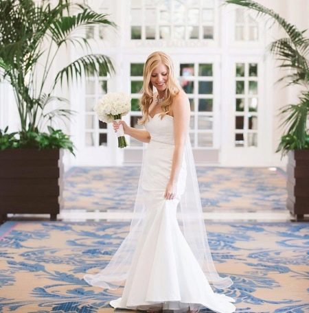 Bridal bouquet for high-waisted wedding dress
