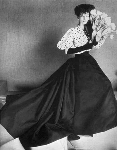 Dress with a bell skirt with a train of the 17th century