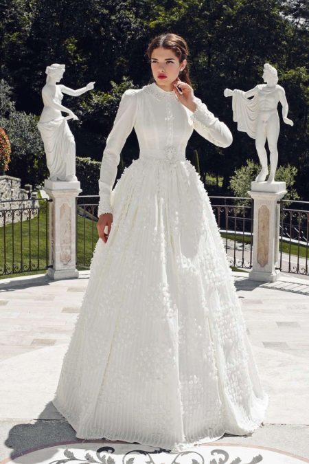Closed retro wedding dress