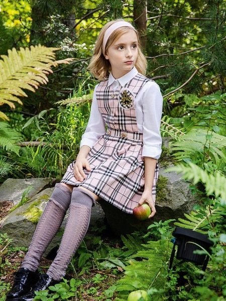 Dress for a teenager to school in a cage