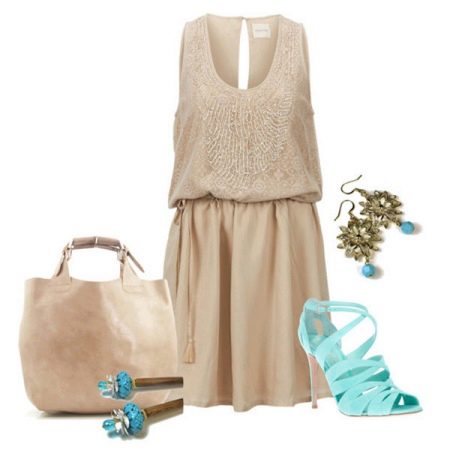 Blue jewelry for a beige dress