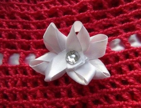 Decoration of a crochet dress with a satin flower