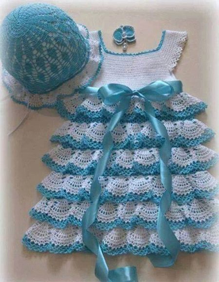 Elegant dress with ruffles for a girl of 4-5 years old