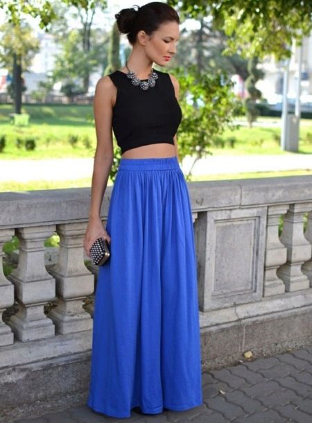 Long semi-sun skirt combined with a short top