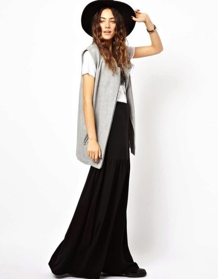 Long black skirt to the floor