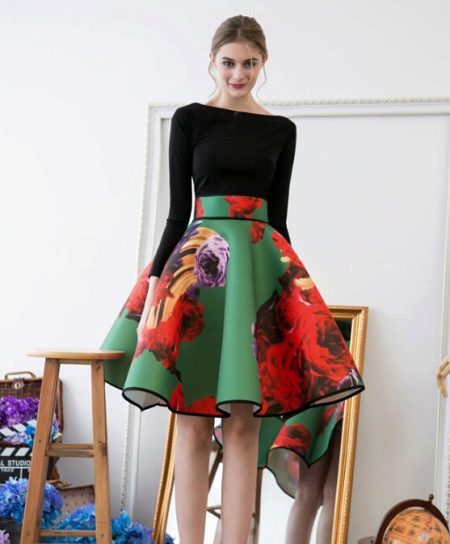Tapered skirt with large floral print