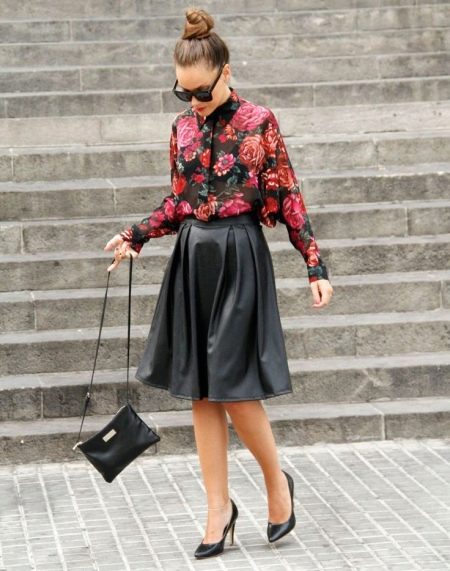 Leather skirt sun combined with a shirt