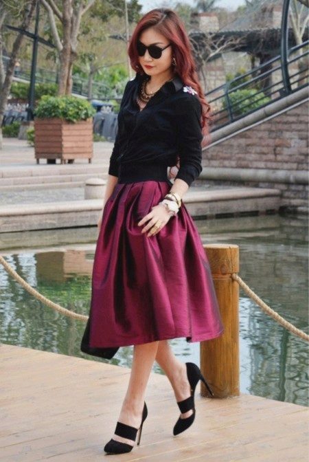 Jupe midi mi-longue avec élastique en combinaison avec une chemise