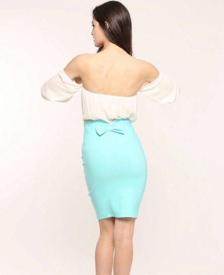 Skirt with bow at back